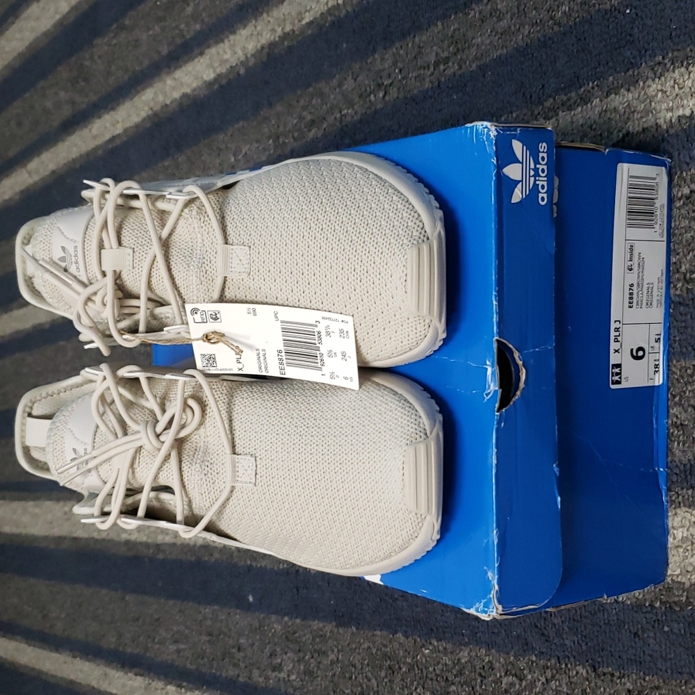 Adidas Unisex Big Kids size 6 - Cream